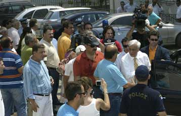 Μέτρα ενίσχυσης των πυροπαθών του Αιγίου εν μέσω αποδοκιμασιών