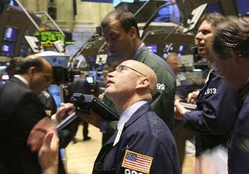 Πιστωτικές ανησυχίες «βύθισαν» τη Γουόλ Στριτ, ανάκαμψη στις ευρωπαϊκές αγορές