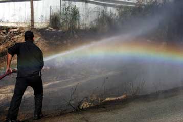 Μάχη με τις φλόγες δίνουν και την Τετάρτη πυροσβέστες και εθελοντές σε όλη τη χώρα