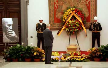 Θαυμαστές και φίλοι αποχαιρετούν τον Μικελάντζελο Αντονιόνι στο δημαρχείο της Ρώμης