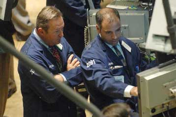 Κέρδη της τελευταίας στιγμής στη Γουόλ Στριτ, «βουτιά» στις ευρωπαϊκές αγορές