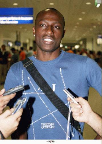 Με το τριφύλλι στη φανέλα και επίσημα ο Ενακαρχίρε