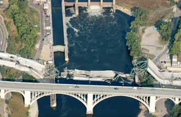 Πέντε νεκροί από την κατάρρευση της γέφυρας της Μινεσότα