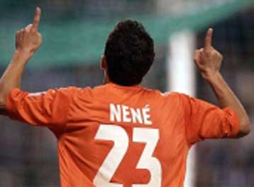 Δεν… συγκινεί τον Νενέ η πρόταση του Ολυμπιακού