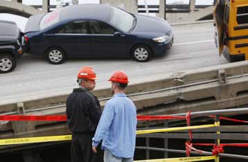 Στη Μινεσότα για ιδία άποψη της τραγωδίας ο Τζορτζ Μπους