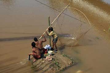 Εκατοντάδες νεκροί από την ασυνήθιστα μακρά περίοδο των μουσώνων στην Ινδία