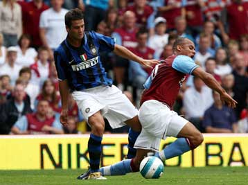 Έτοιμες για τη σέντρα έδειξαν οι αγγλικές ομάδες απάνεντι στις ιταλικές