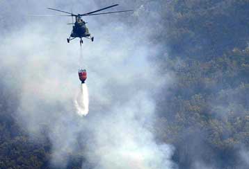 Μάχη με τις φλόγες δίνουν εκατοντάδες πυροσβέστες στις Δαλματικές Ακτές