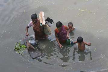 Επιδεινώνονται τα προβλήματα για τις πλημμυρισμένες περιοχές της ΝΑ Ασίας