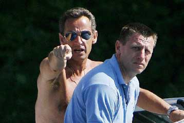 Φραστικό επεισόδιο με δύο φωτογράφους είχε ο Νικολά Σαρκοζί στις ΗΠΑ