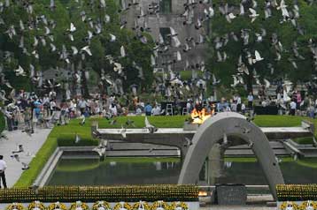 Χιλιάδες τίμησαν τη μνήμη των ανθρώπων που χάθηκαν στη Χιροσίμα