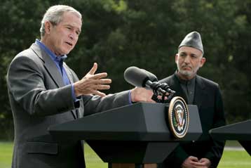 Υποβαθμίζουν την απειλή των Ταλιμπάν οι Τζ.Μπους και Χ.Καρζάι