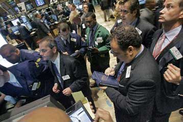 Με ράλι αντέδρασε τη Δευτέρα η Γουόλ Στριτ, νέες απώλειες στην Ευρώπη