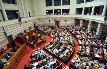 Ενισχύουν τα σενάρια για εκλογές το Σεπτέμβριο οι κυβερνητικές παροχές