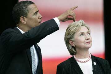 Ομπάμα και Έντουαρντς «χτυπούν» την Χίλαρι για τις χρηματοδοτήσεις από τα λόμπι