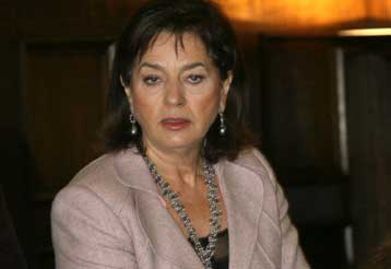 Φοβού την κυβέρνηση και δώρα φέρουσα, προειδοποιεί η αντιπολίτευση