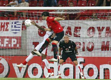 Ο Ολυμπιακός έχασε και από την Οσασούνα με 2-1 με τα γνωστά προβλήματα