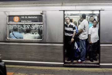 Ένας θάνατος και σοβαρά προβλήματα στη Νέα Υόρκη από σφοδρή καταιγίδα