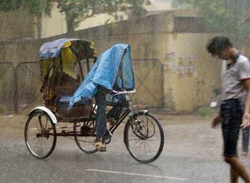 Μουσώνες πλήττουν νέες επαρχίες της Ινδίας που μετρά ήδη 1.500 νεκρούς