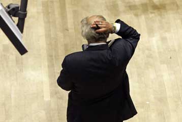 Οριακή ανάκαμψη στη Γουόλ Στριτ την Παρασκευή, ελεύθερη πτώση στην Ευρώπη