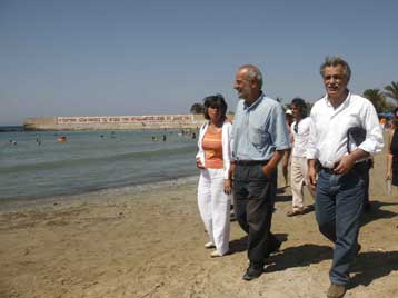 Με αιχμές για την αστυνομία η επίσκεψη Αλαβάνου στην παραλία του Αγίου Κοσμά