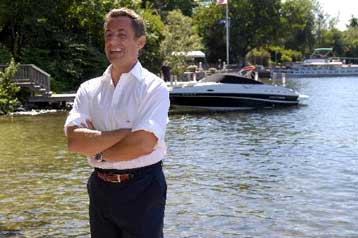 Ανεπίσημο γεύμα για Μπους και Σαρκοζί εν μέσω θερινών διακοπών