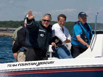 Επίδειξη φιλίας από Μπους και Σαρκοζί, αφήνουν στην άκρη το Ιράκ