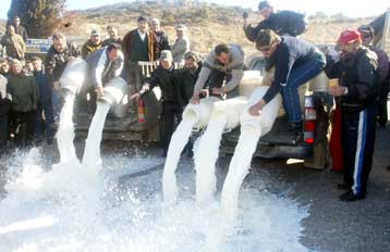 Τα έξοδα των αγροτών και κτηνοτρόφων αυξάνονται με μεγαλύτερο ρυθμό από τα έσοδα τους