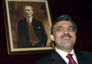 Προσήλωση στο Σύνταγμα με σεβασμό στη μαντίλα, το «δόγμα» του Αμπ.Γκιουλ