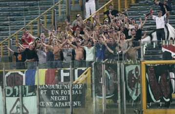 Η UEFA διέταξε έρευνα για τα αιματηρά επεισόδια πριν το ματς Λάτσιο-Ντιναμό Βουκ.