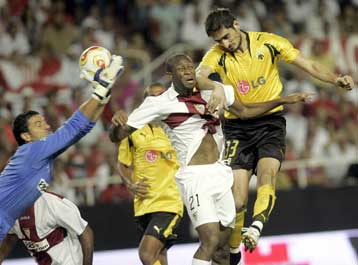 Ένα ημίχρονο άντεξε η ΑΕΚ στο «Ραμόν Σάντσεθ Πιθχουάν» και έχασε 2-0 από τη Σεβίλη