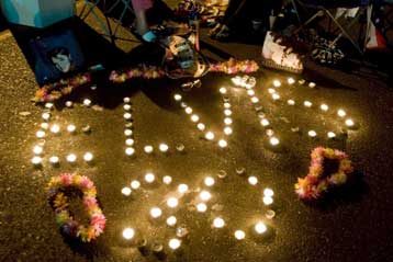 Τριάντα χρόνια από το θάνατο του Έλβις οι «πιστοί» κατακλύζουν την Graceland