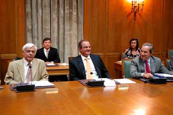 Μετά την Πάρνηθα, στις φλόγες παραδόθηκε και η Πεντέλη