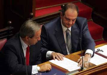 Μετά τις εκλογές παραπέμπεται η ψήφιση των νομοσχεδίων για τις παροχές