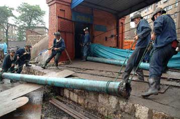 Δεκάδες εργάτες παγιδευμένοι στις πλημμυρισμένες στοές ορυχείου στην Κίνα