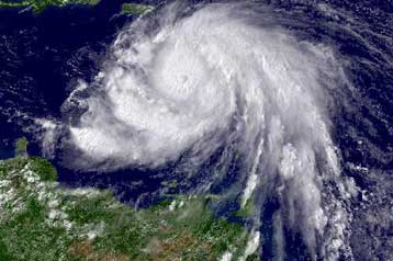 Ο κυκλώνας Ντιν «χτυπά» την Καραϊβική και κερδίζει συνεχώς δύναμη