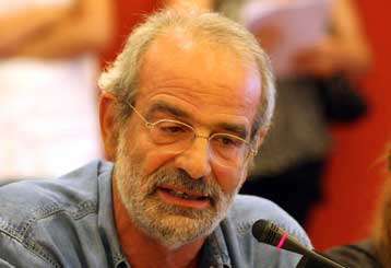 Ο πρωθυπουργός θα έπρεπε να μπει στο βιβλίο Γκίνες, λέει ο Αλ.Αλαβάνος