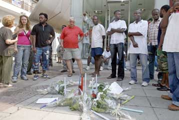 Εκτεταμένα επεισόδια στην Καλαμαριά με αφορμή το θάνατο Νιγηριανού μετανάστη