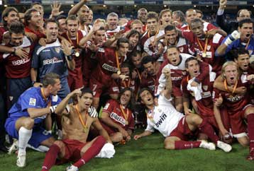 «Βασιλικό» ξύρισμα από τον κουρέα της Σεβίλης και Super Cup στους Ανδαλουσιάνους