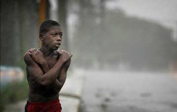 Ο κυκλώνας Ντιν πλήττει την Τζαμάικα στο καταστροφικό του «ταξίδι» στην Καραϊβική