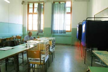 Σε ρυθμούς εκλογών κομματικά επιτελεία και κρατικός μηχανισμός