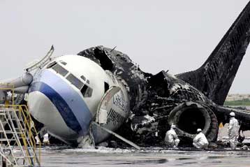 Στις φλόγες αεροσκάφος στην Οκινάουα, σώοι επιβάτες και πλήρωμα