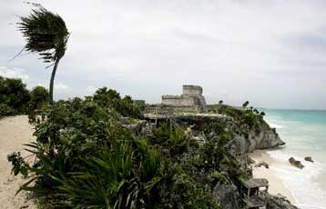 Ο κυκλώνας Ντιν «χτυπά» τις ακτές του Μεξικού με καταστροφική μανία