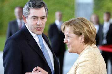 Η Μέρκελ στο Λονδίνο για συνάντηση με Μπράουν και… ποδόσφαιρο