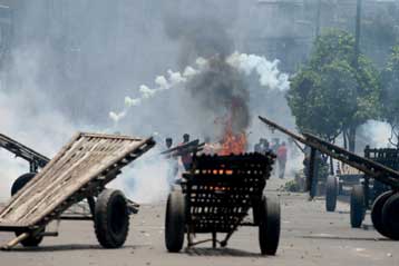Απαγόρευση κυκλοφορίας σε πόλεις του Μπανγκλαντές εν μέσω ταραχών