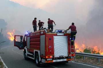 Δύο νεκροί στις δεκάδες πυρκαγιές που κατακαίουν δασικές εκτάσεις στη Σικελία