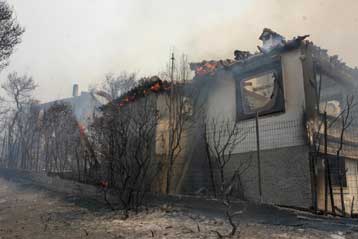 Βοήθεια και διευκολύνσεις για τους πυροπαθείς της Πεντέλης ανακοίνωσε το ΥΠΕΧΩΔΕ