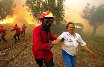 Πύρινη κόλαση στην Πορτογαλία, δύσκολες ώρες για την Καλαβρία της Ιταλίας