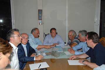 Σπεύδουν στις πληγείσες περιοχές της Πελοποννήσου οι πολιτικοί αρχηγοί