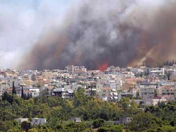 Πύρινος εφιάλτης στην Αττική με πυρκαγιές στα Καλύβια και τον Υμηττό